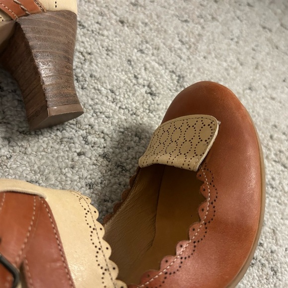 Gold Button 8.5 leather ankle booties w/floral detail excellent used condition - Picture 4 of 15